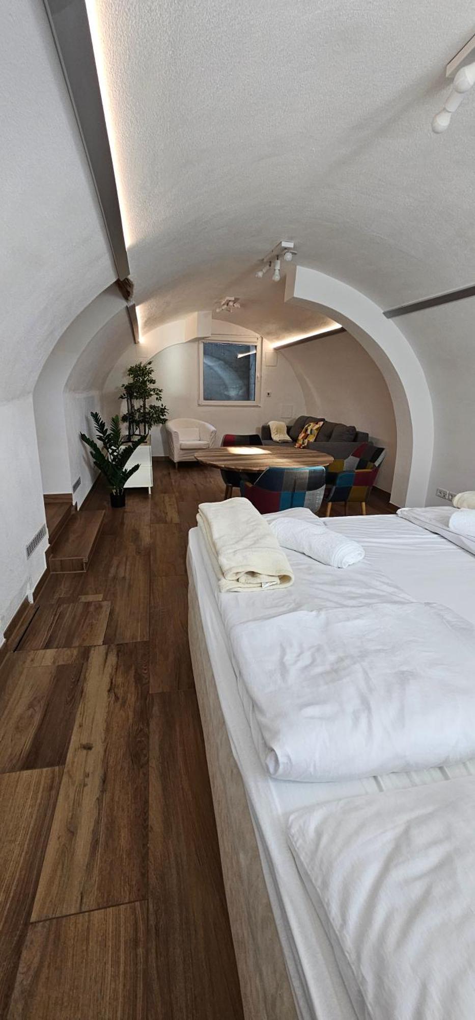 The Modern Cave Lodge Estugarda Exterior foto